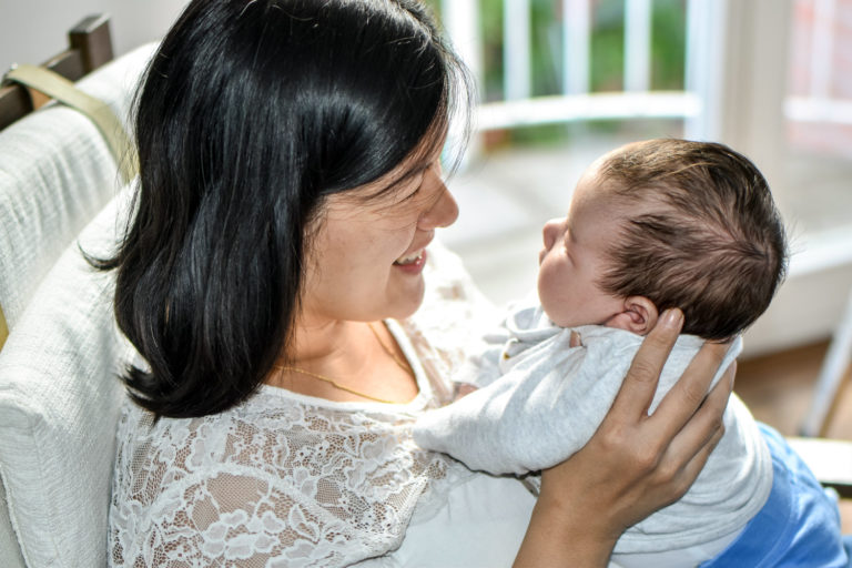 Mama mit ihrem Neugeborenen