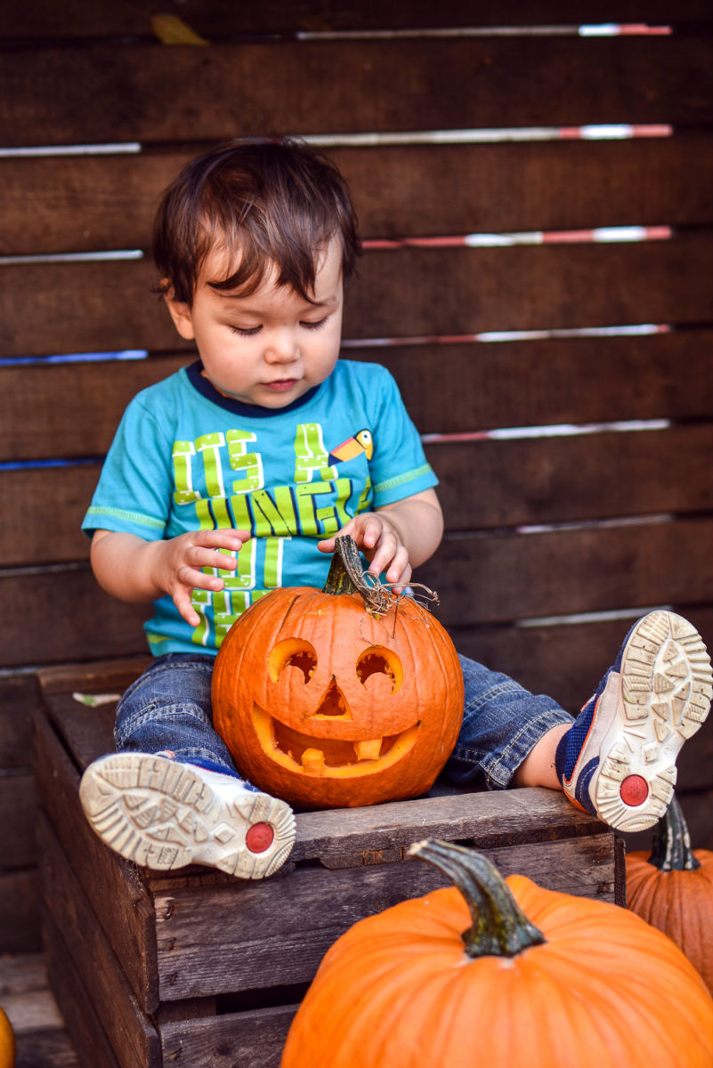Junge mit Halloween Kürbis