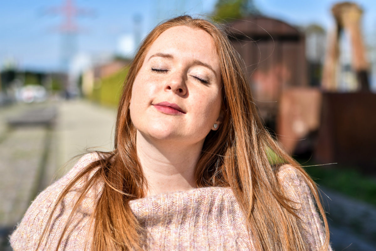 Schwangere genießt die Sonnenstrahlen