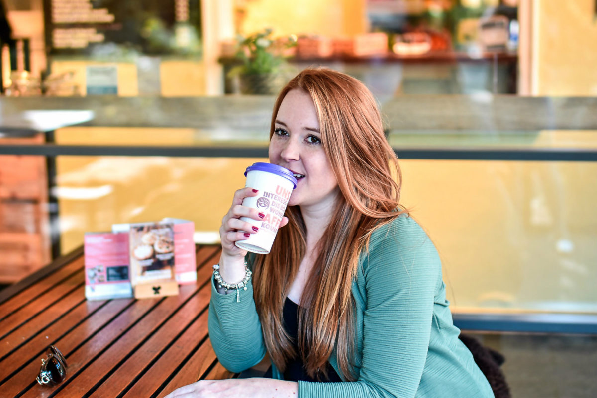 Frau sitzt im Café