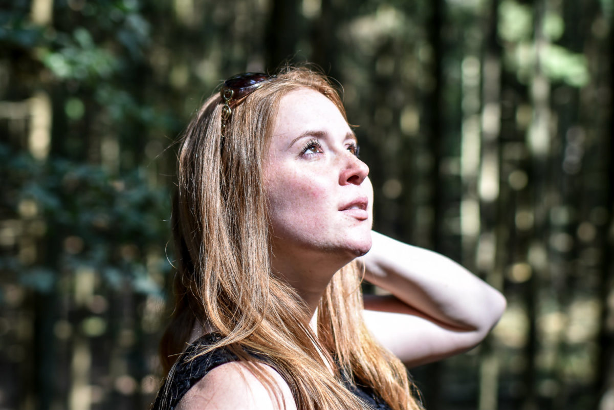 Frau in der Natur unterwegs