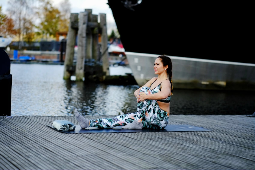Yoga für Anfänger Praktiken und Atmung