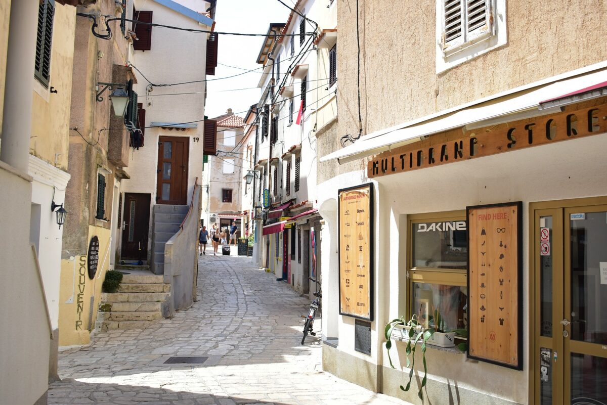 Die meisten Städte in Kroatien versprühen Geschichte Dank ihrer sehr alten Gebäude mit schmalen Gassen